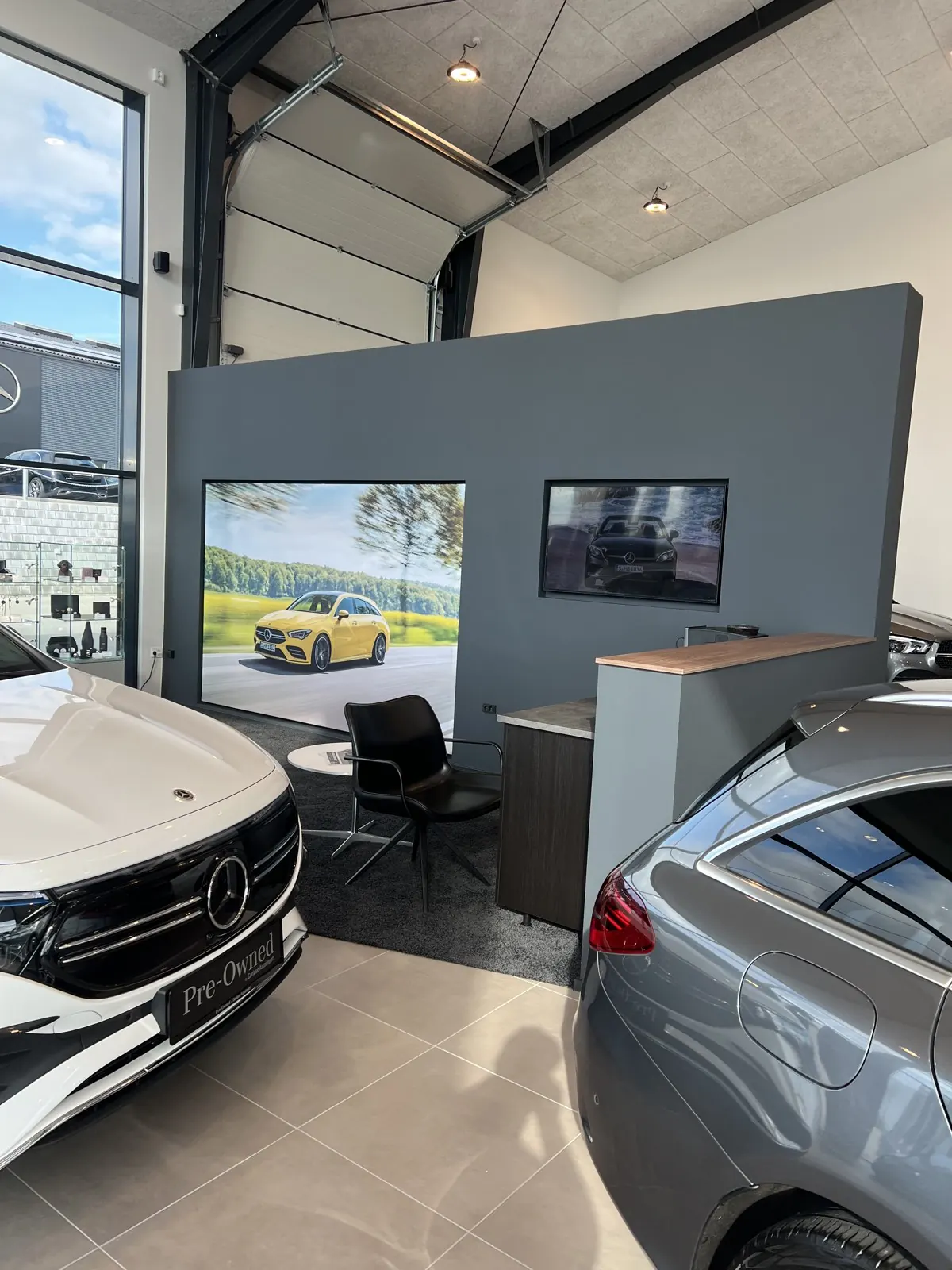 Væggen med kundekøkken set fra showroomet
