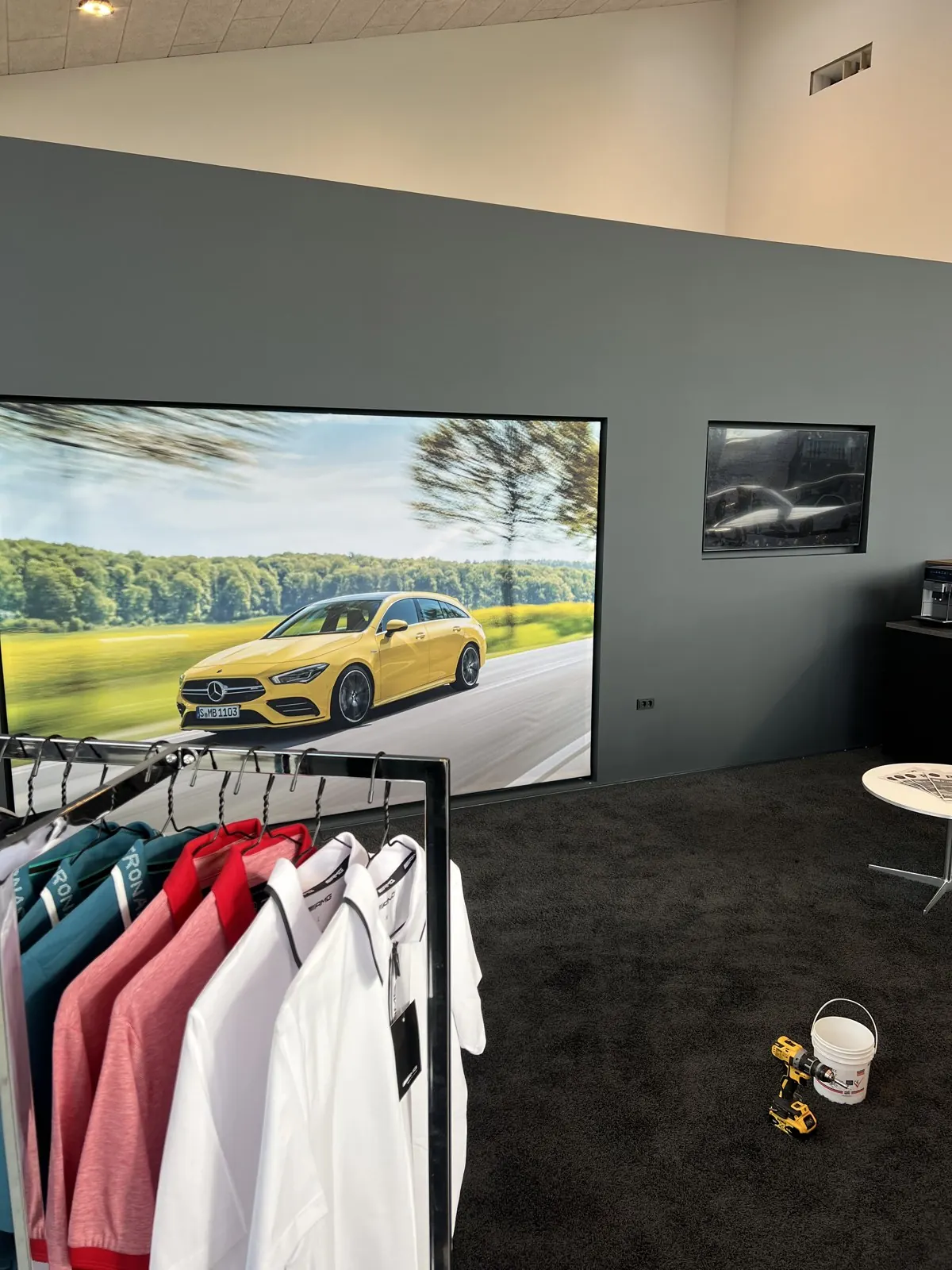 Specialbygget væg med indbygget TV og billederamme i showroom i Slangerup